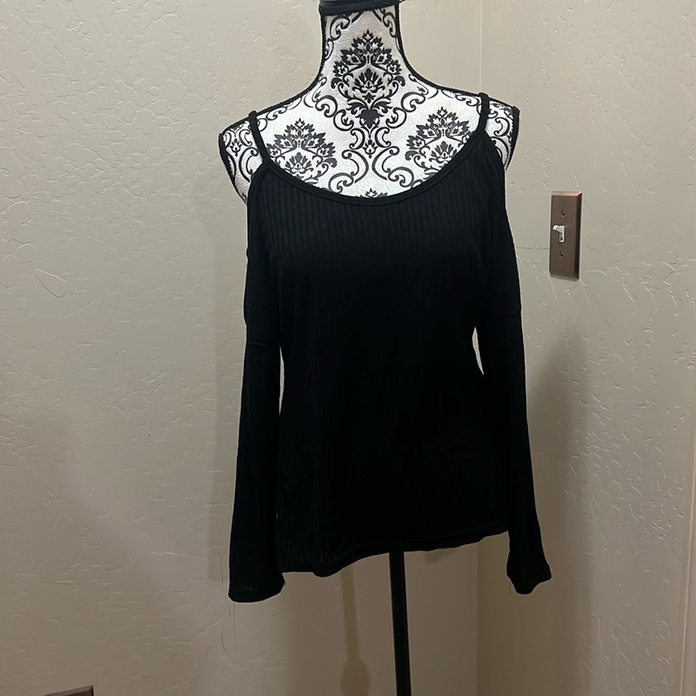 Cold shoulder top‎
